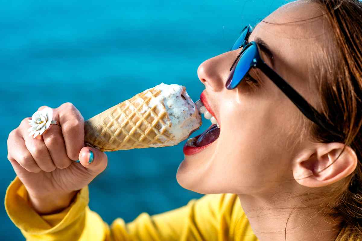 mujer helado verano sol saludable cono