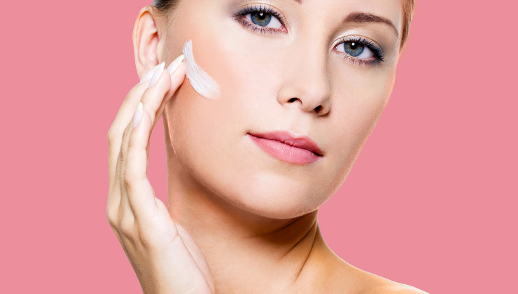 mujer cuidado facial skincare