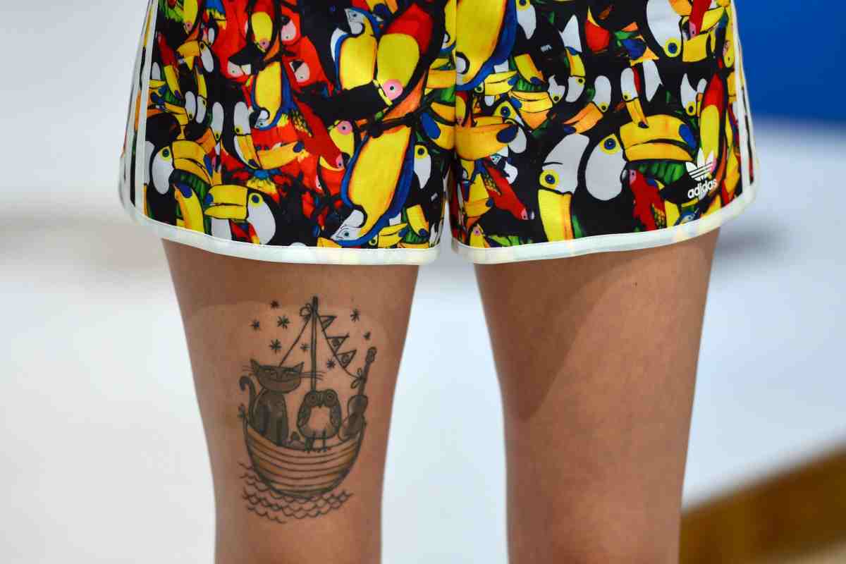 tatuaje pierna verano bañador