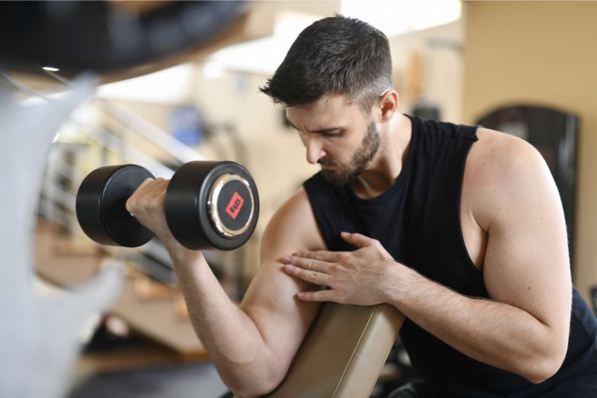 Chico pesas gimnasio musculo brazo