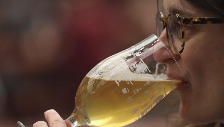 Mujer bebiendo cerveza