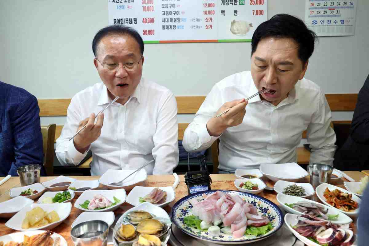 Asiáticos comiendo en un restaurant