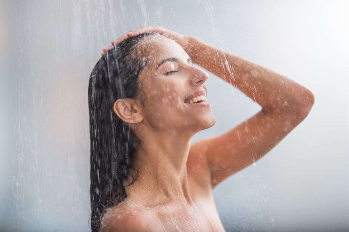 mujer ducha baño agua