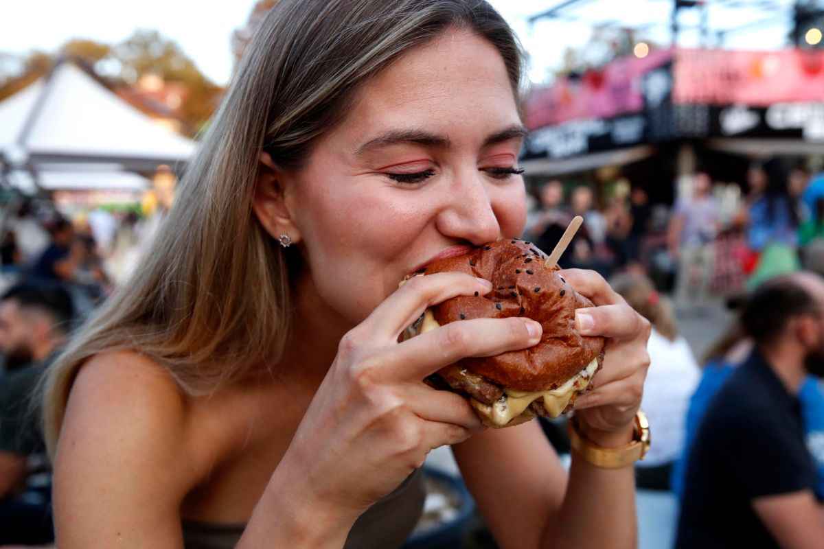 Mujer comiendo una hamburguesa