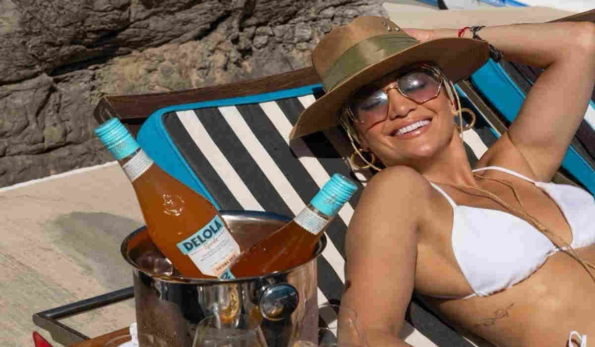 Jennifer Lopez promocionando su bebida