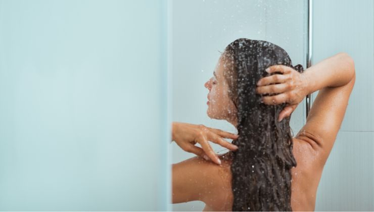 mujer ducha agua baño ducharse