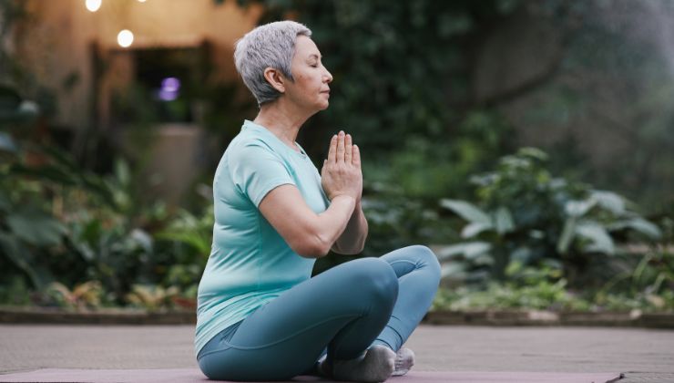 Mujer haciendo yoga y respiración