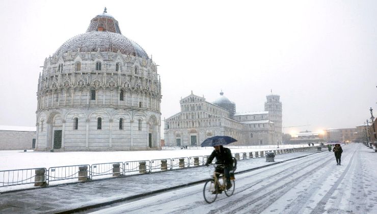 Ciudad italiana nevada a primera hora de la mañana.