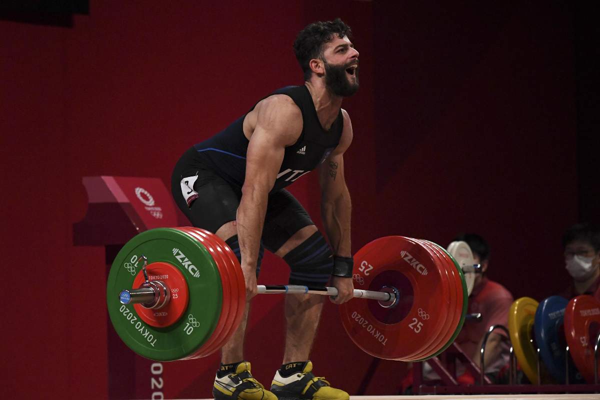 Atleta realizando un levantamiento de peso muerto.