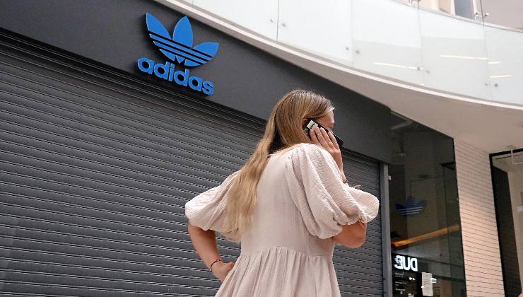 Adidas comercializará sus camisetas en su tienda.