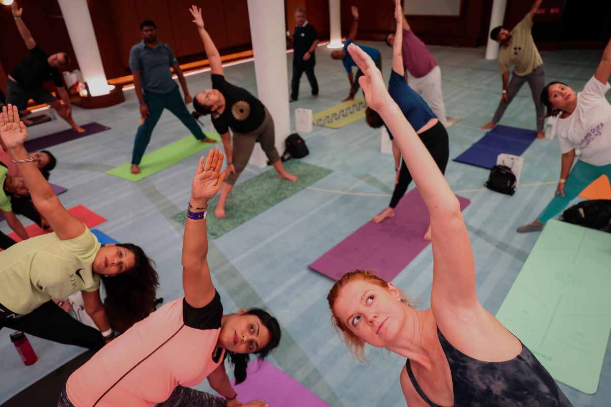 Personas realizan Yoga, uno de los mejores ejercicios para el core.