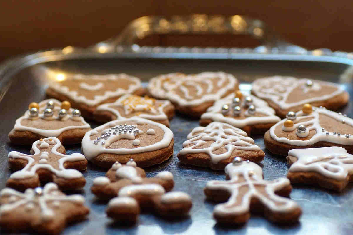 Las galletas decoradas con formas navideñas