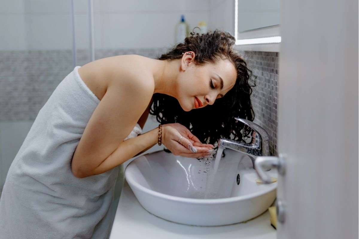 lavado cara mujer rutina facial