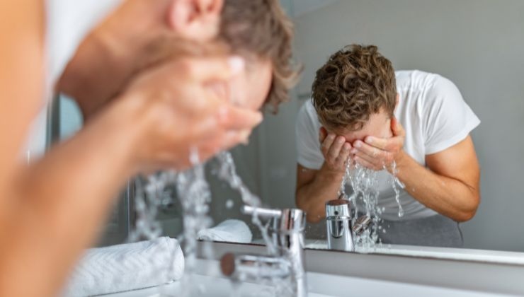 hombre cara rutina facial baño piel