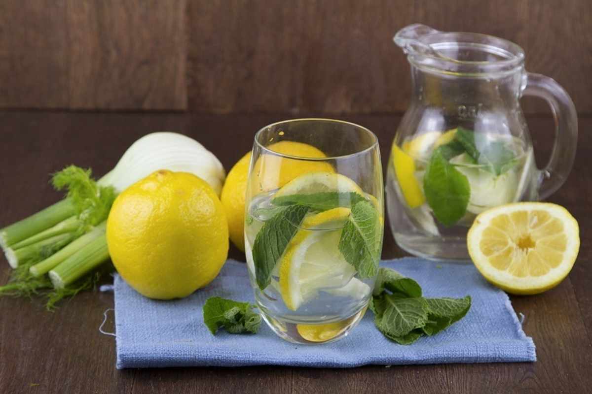 Infusión Detox con limón, agua y hierbabuena.