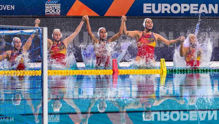 La selección femenina de Waterpolo celebra la victoria en las semifinales del Europeo.