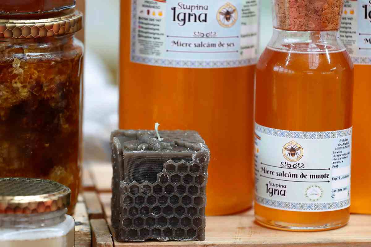 Miel en botes y más productos realizados con esta sustancia como velas.