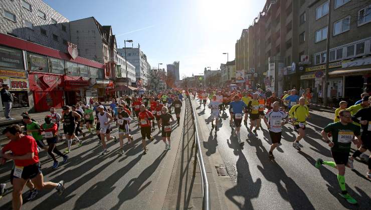 Corredores del maratón de Hamburgo corren entre las calles de la ciudad portuaria.