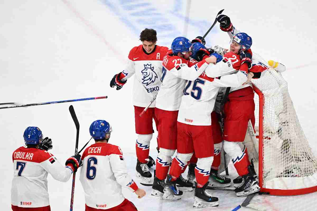República Checa celebra la victoria ante Finlandia en la final del Europeo de Hockey sobre hielo.