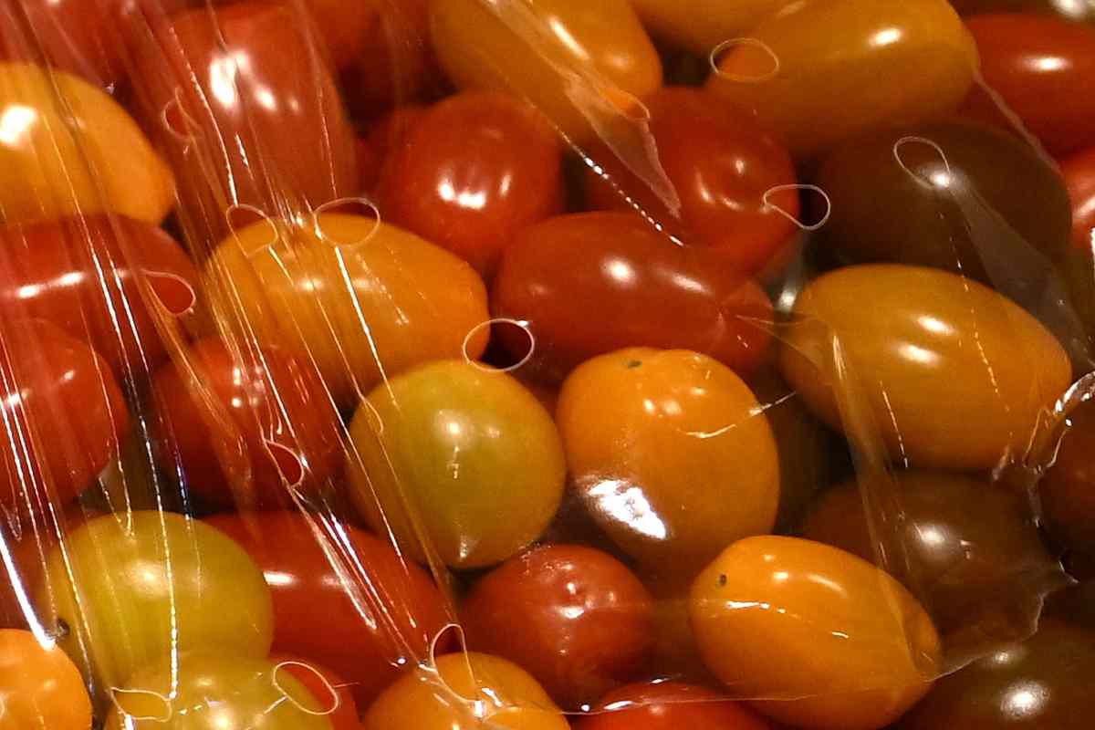 Tomates cherrys conservados en plástico, una forma típica de conservación.