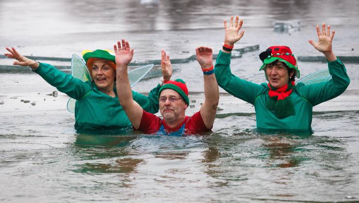 Un grupo de amigos se bañan en el lago helado de Berlín para celebrar el carnaval berlinés.