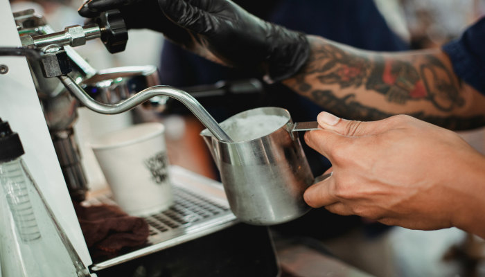 La cafetera italiana y la leche