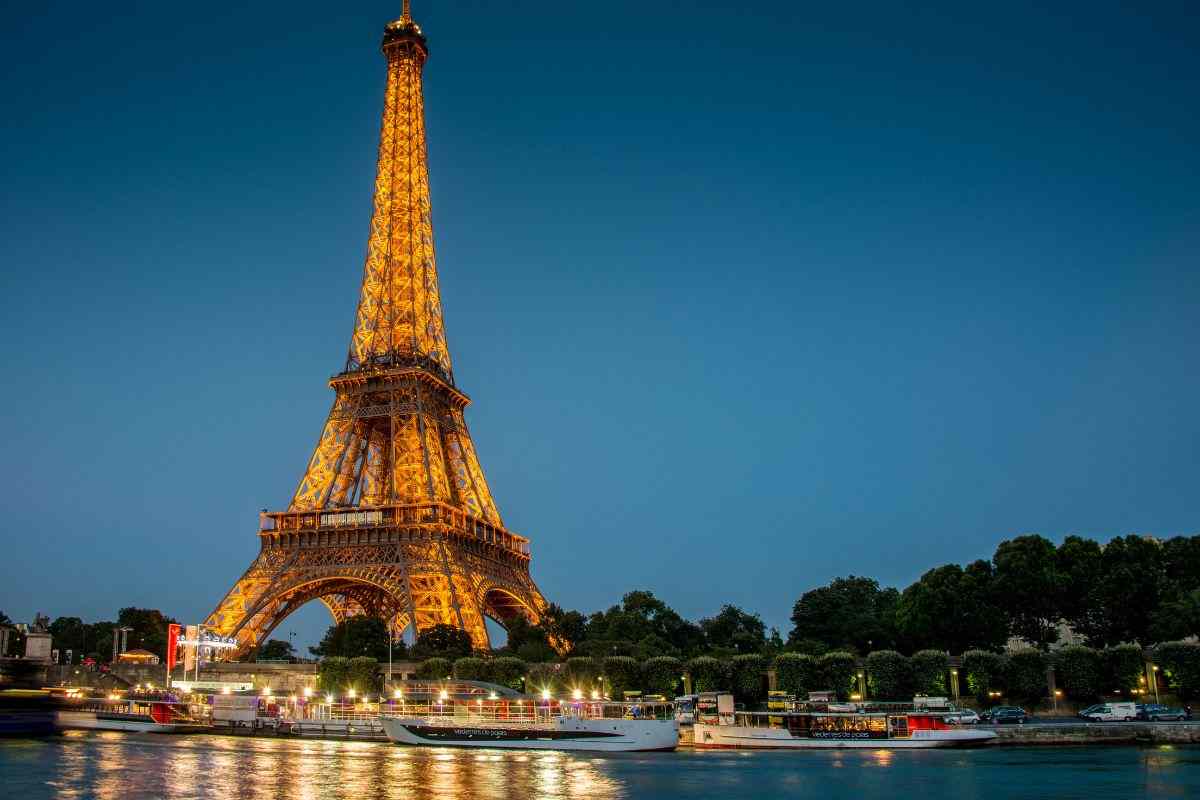 Polémica en las redes por unas imágenes de la Torre Eiffel creadas por Inteligencia Artificial