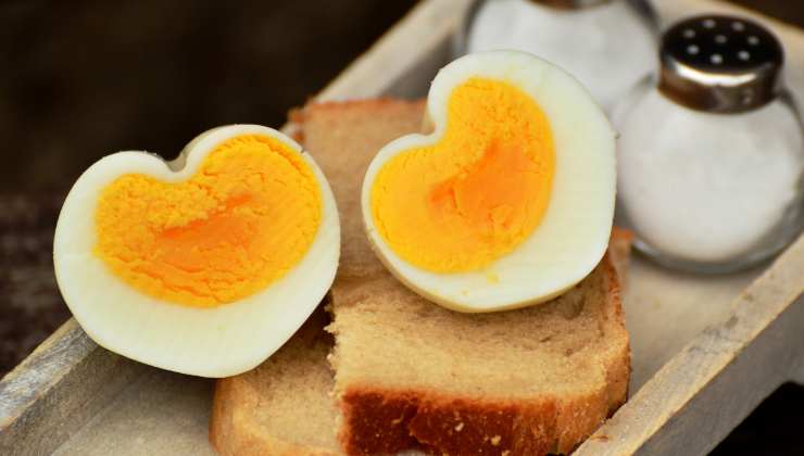 Dos huevos conocidos en forma de corazón, uno de los mejores desayunos para el Día de San Valentín.