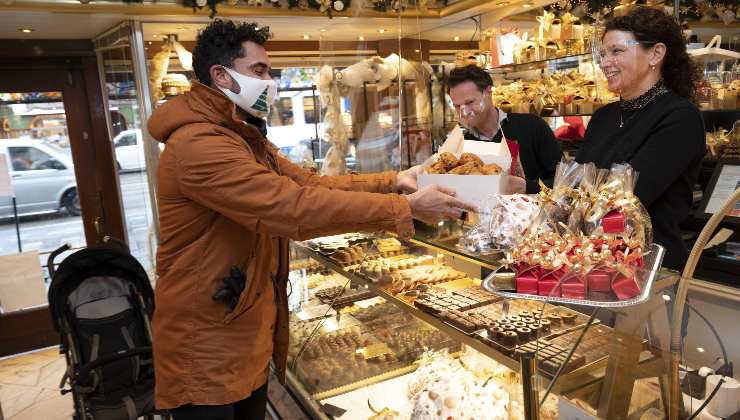 Pastelería viendo dulces de navidad durante la época de Navidad en Holanda.