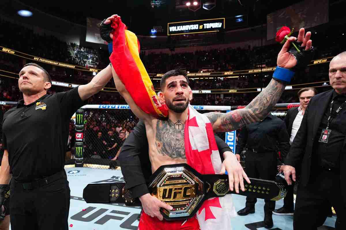 Topuria recibe el galardón como campeón del mundo de la UFC tras noquear a Volkanovski.