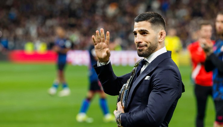 Topuria hace el saque de honor previo al partido del Real Madrid-Sevilla.