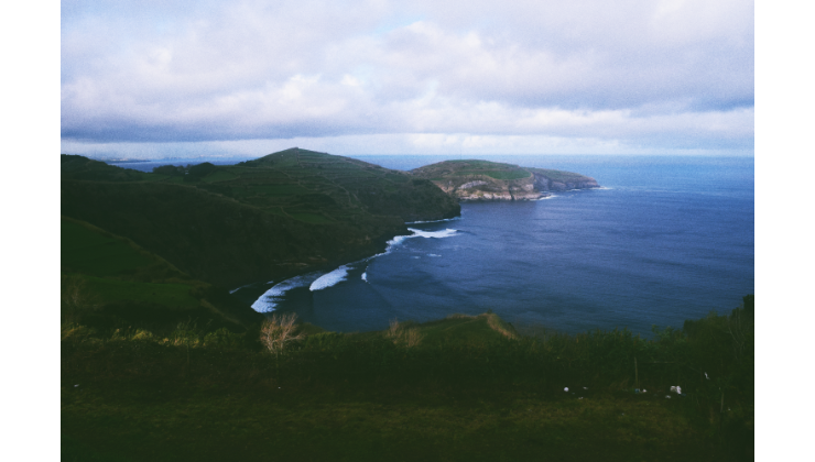 Unas vistas de ensueño desde un acantilado de las Azores.