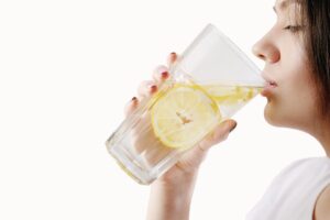 Agua con limón y su consumo