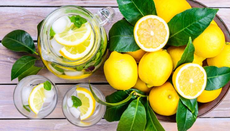 Agua con limón y su consumo