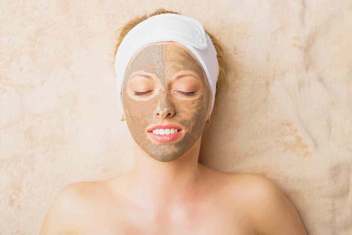 donna con maschera sul viso