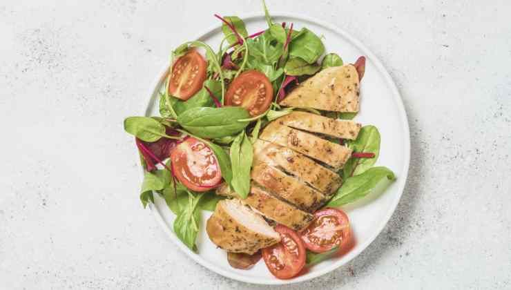 piatto di vedure e petto di pollo