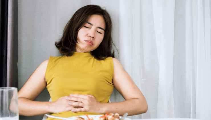 mujer que duerme frente a la mesa