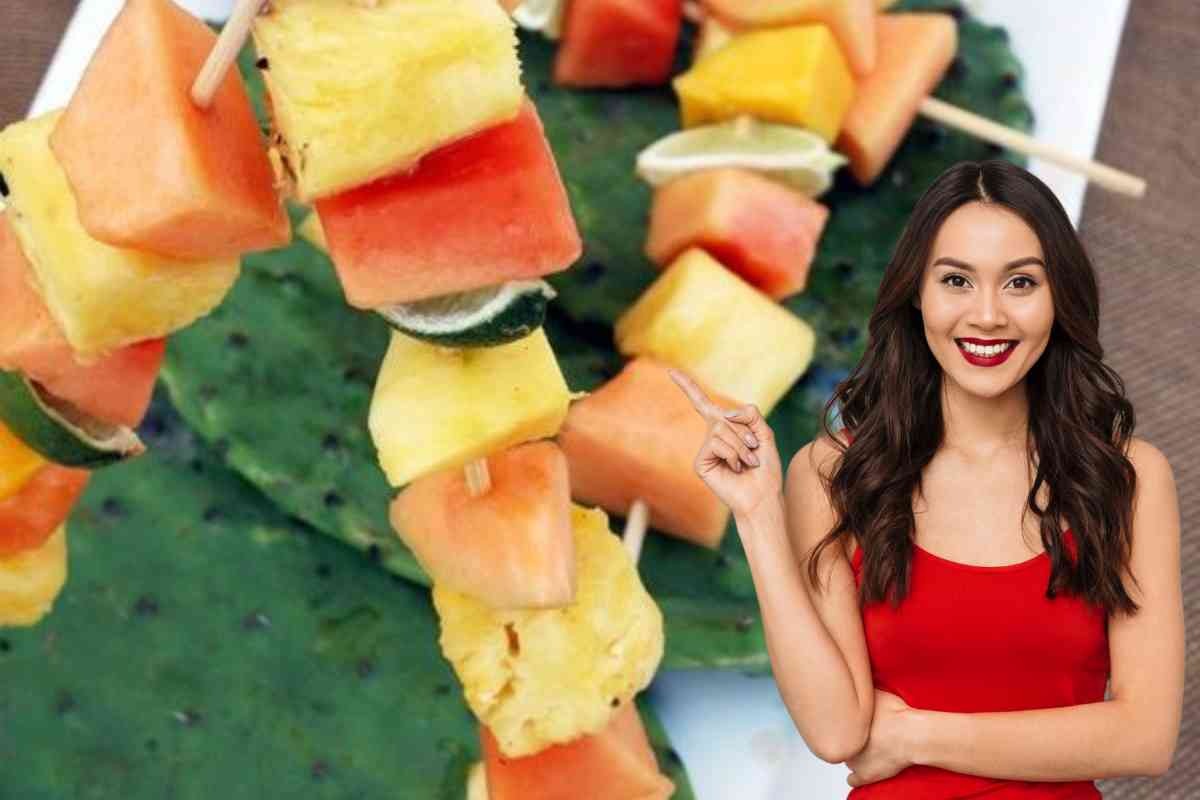 mujer que indica un plato de brochetas