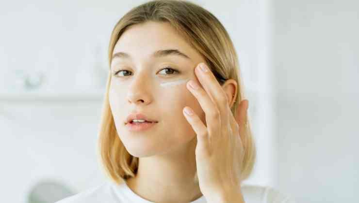 donna che si mette crema contorno occhi