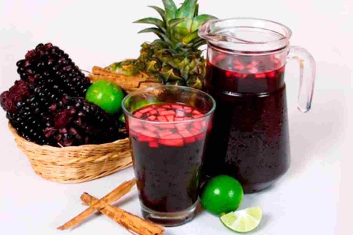 vasos y bebidas con frutas