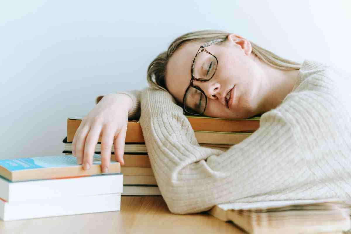 estudiante que duerme sobre libros