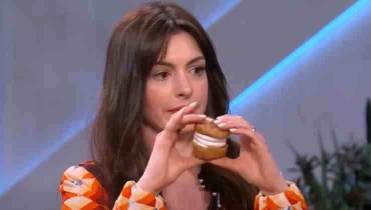 anne hathaway con un cupcakes en mano