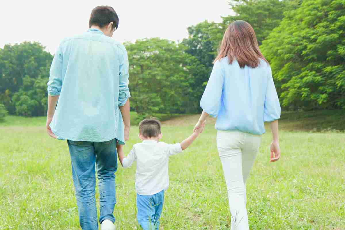 familia paseando por el prado