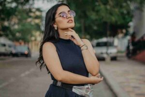 mujer vestida de negro