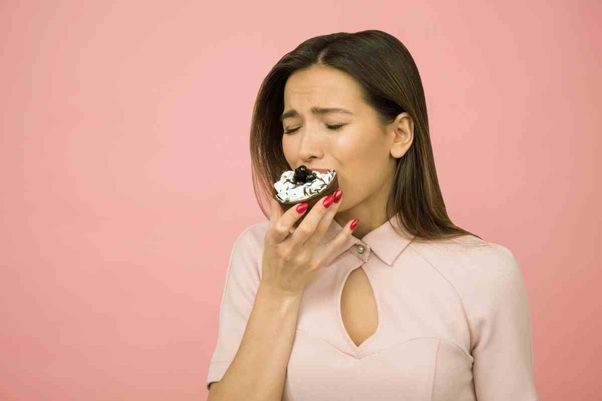 mujer que come un cupcakes