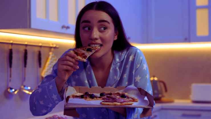 mujer comiendo