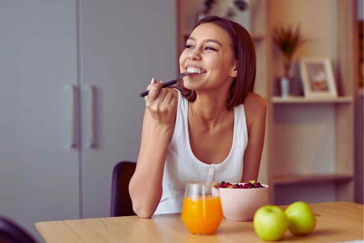 niña desayunando
