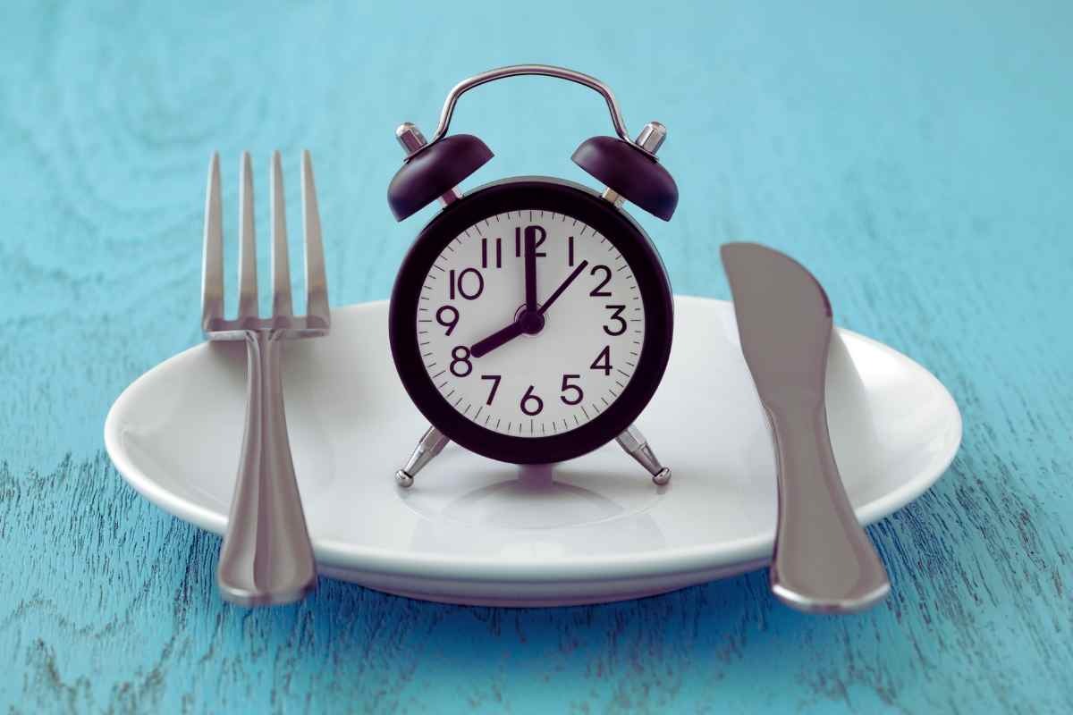 despertador en plato con cubiertos