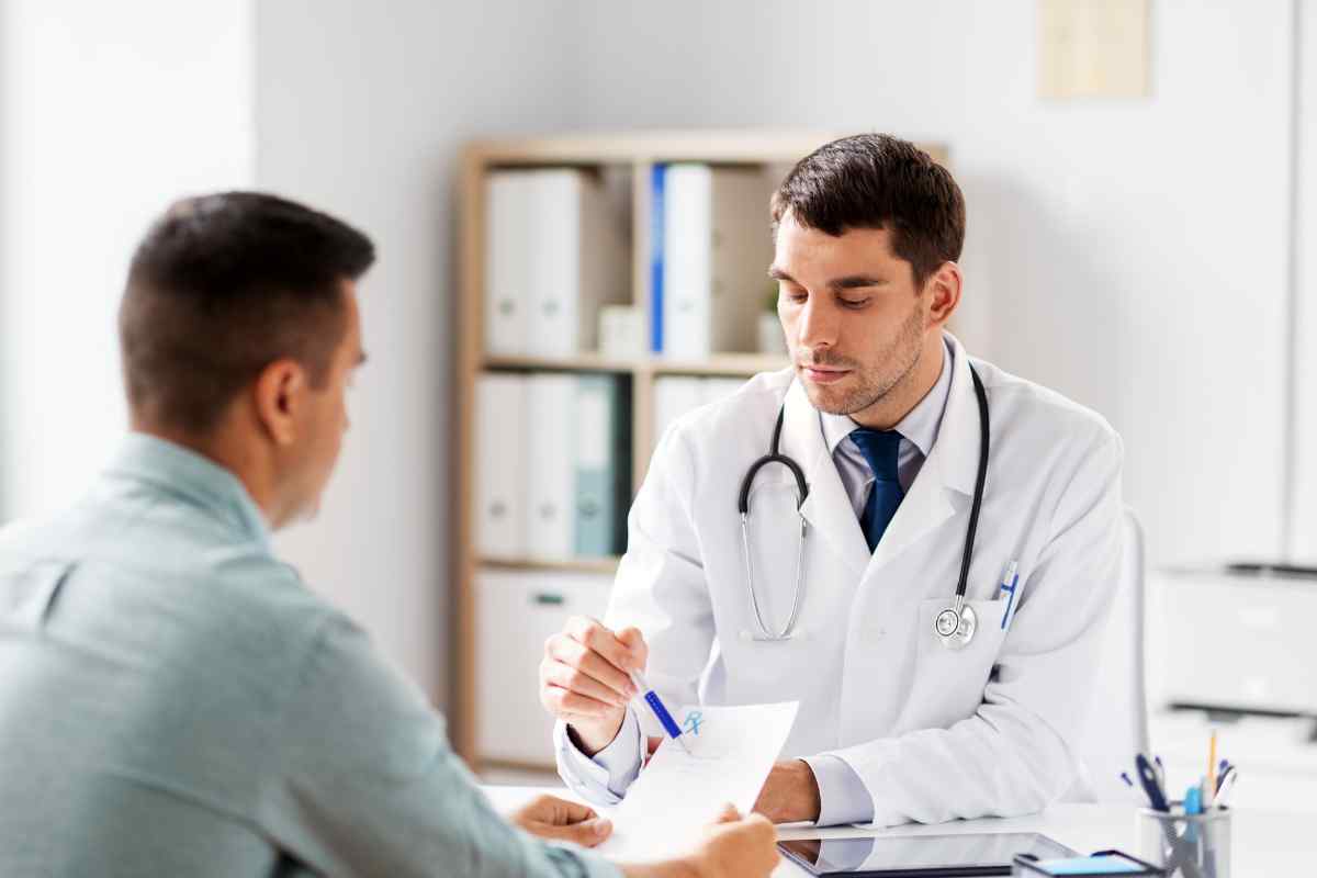 doctor hablando con paciente
