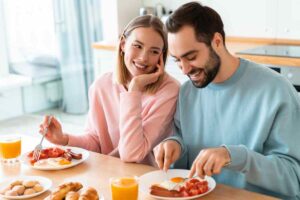 dos personas comiendo